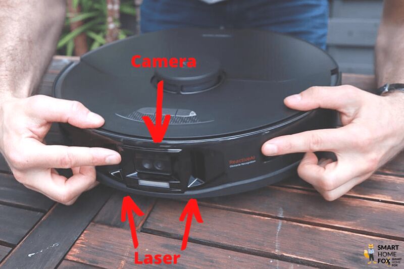 Der Kreuzlaser und die Kamera des Roborock S7 MaxV sind in der Nahaufnahme zu sehen.